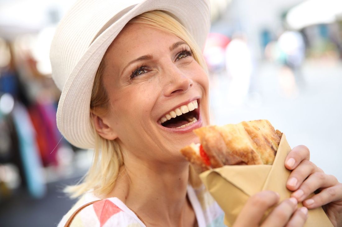 turista con focaccia farcita