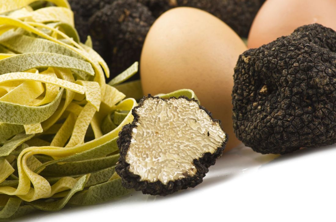 fettuccine paglia e fieno, uovo e tartufo