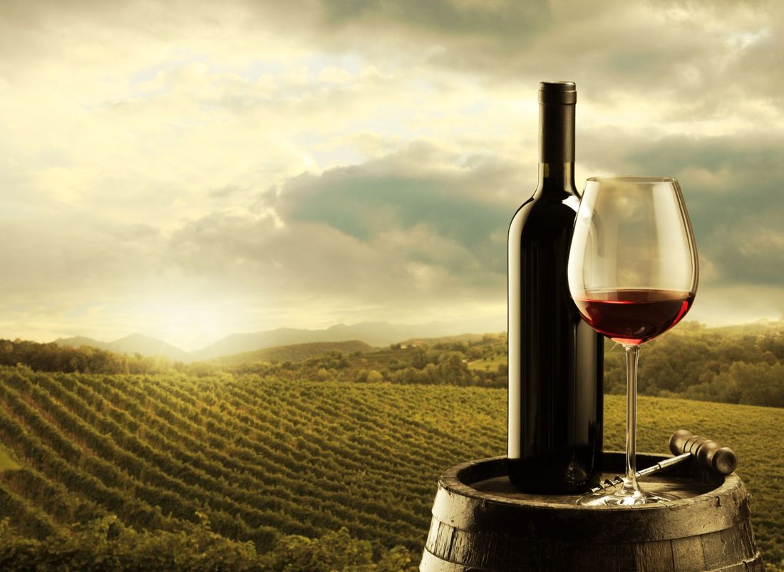 bottiglia di vino rosso umbro con calice