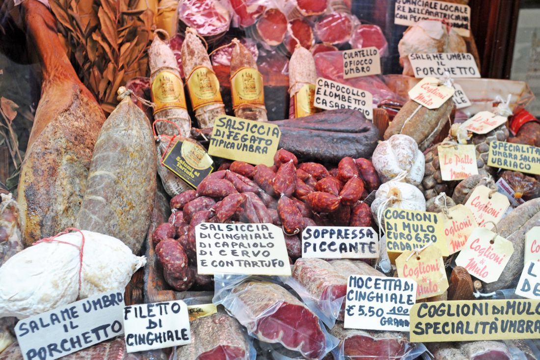 cesta di salami con specialità umbre