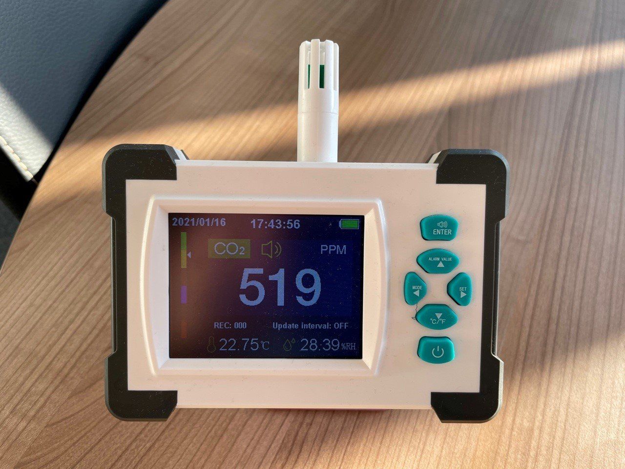 CO2-Monitor zeigt 519 ppm an, mit Temperatur- und Feuchtigkeitswerten.