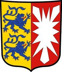 Wappen von Mecklenburg-Vorpommern: gelbes Feld mit blauen Löwen, rotes Feld mit weißem Stern.