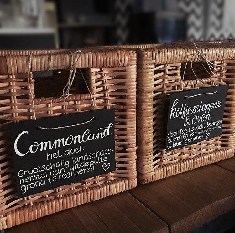 Handgeletterde labels voor goede doelen bruiloft Tessa en Richt. Een heel persoonlijk en creatieve touch! Handlettering, charity labels bruiloft T&R