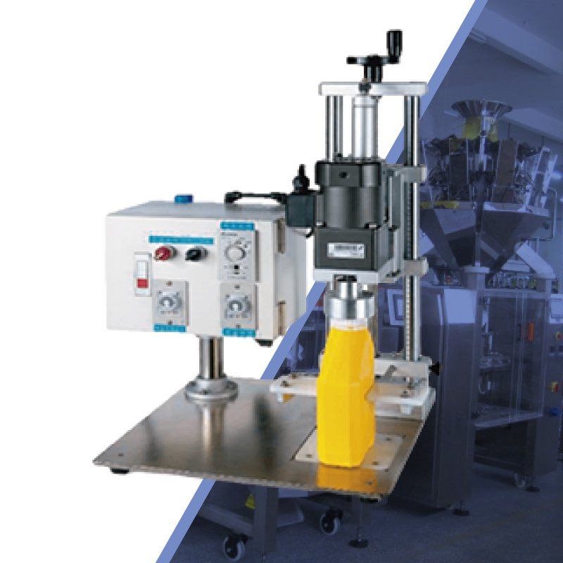 Máquina industrial llenando una botella amarilla sobre una plataforma metálica con un panel de control acoplado.