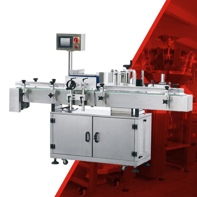 Máquina de embalaje industrial con estructura de acero inoxidable, panel táctil y superposición de fondo rojo.