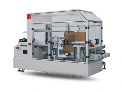 Máquina de embalaje industrial automatizada en una carcasa de seguridad transparente.