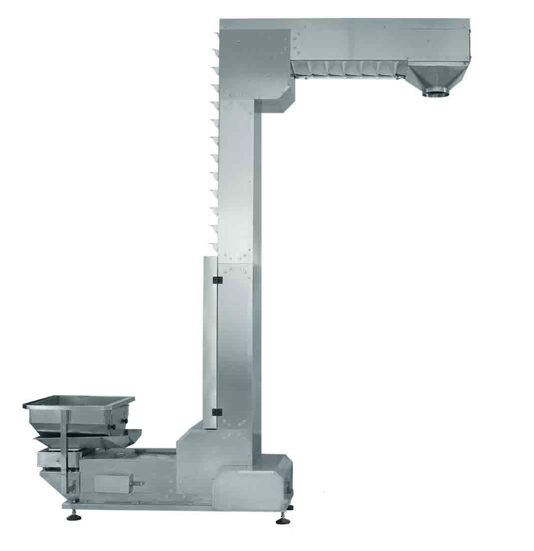 Transportador industrial con elevador vertical alto y tolva superior horizontal, en metal gris.