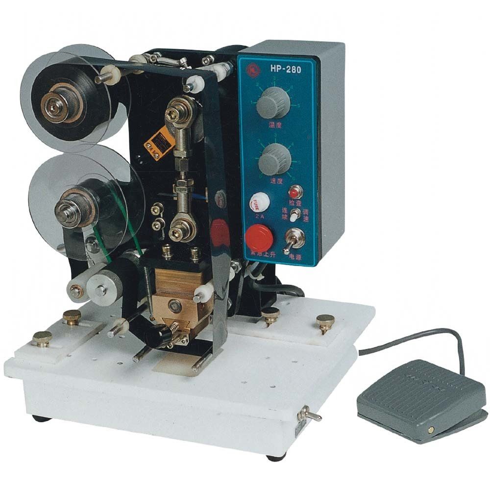 Máquina industrial de etiquetado/embalaje con rodillos, panel de control azul y pedal sobre una base blanca.
