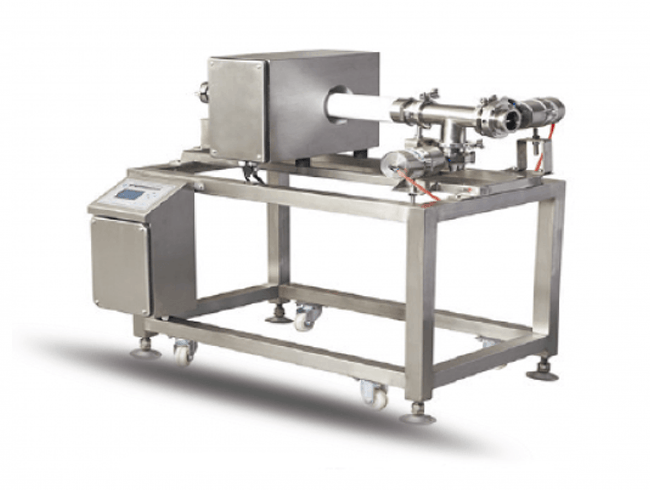 Máquina industrial de acero inoxidable sobre un bastidor metálico con ruedas, con panel de control y tuberías.