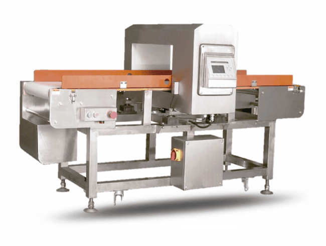 Detector de metales industrial para cintas transportadoras, con estructura de acero inoxidable y cintas transportadoras naranjas.