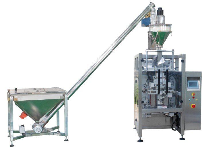 Máquina de envasado industrial con tolva y cinta transportadora inclinada que alimenta una unidad de embolsado vertical.