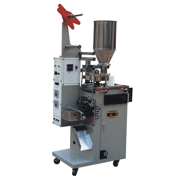 Máquina de envasado industrial con tolva de acero inoxidable, alimentador rojo y panel de control sobre una base con ruedas.