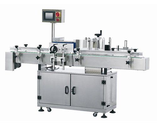 Máquina de envasado automatizada de acero inoxidable con cinta transportadora y panel de control sobre ruedas.