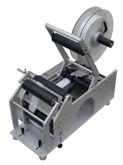 Dispositivo mecánico industrial con gran carrete metálico, rodillos y estructura angular sobre un fondo blanco.