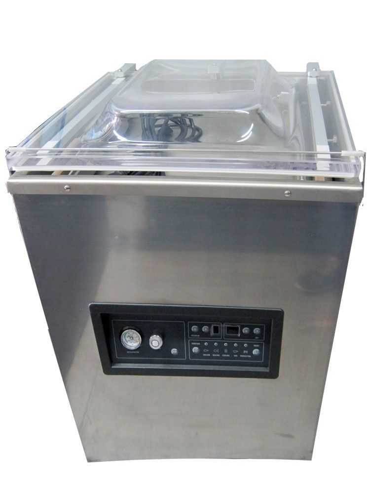Selladora al vacío comercial de acero inoxidable con tapa transparente y panel de control frontal.