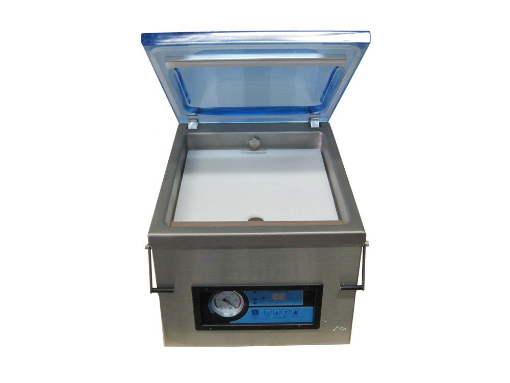 Selladora al vacío de acero inoxidable con tapa transparente abatible y panel de control digital en la parte frontal.