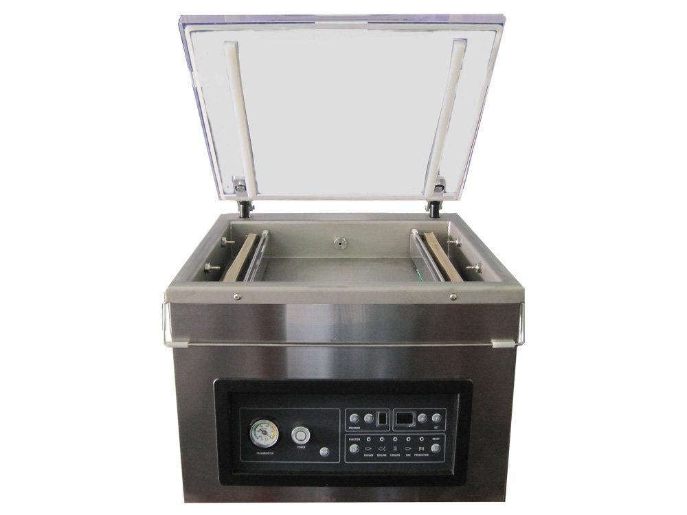 Selladora al vacío de acero inoxidable con la tapa abierta y el panel de control visible.