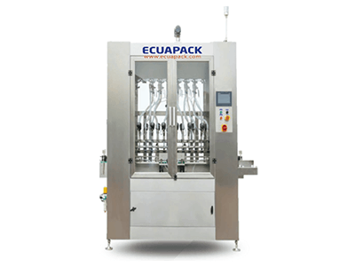 Máquina embotelladora ECUAPACK de acero inoxidable con panel de control en un entorno de fábrica.
