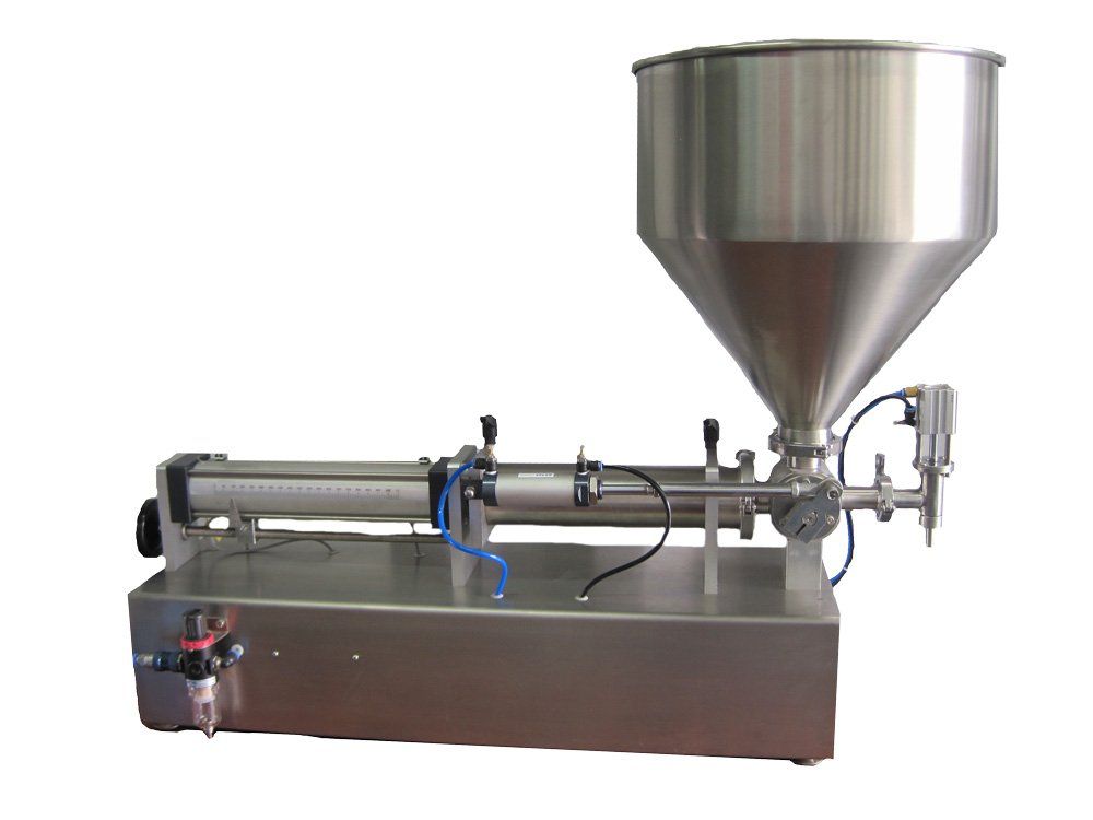 Máquina de llenado industrial de acero inoxidable con tolva y cinta transportadora sobre fondo blanco.