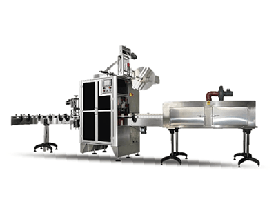 Máquina transportadora de embalaje industrial con secciones de acero inoxidable y patas de soporte negras sobre un fondo blanco.
