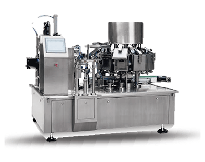 Máquina de envasado automatizada de acero inoxidable con cinta transportadora y panel de control sobre fondo blanco.