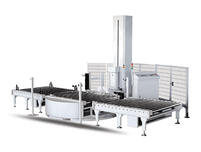 Línea de envasado industrial automatizada con cintas transportadoras, máquina vertical y valla de seguridad.