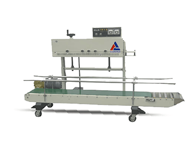 Máquina de embalaje con cinta transportadora verde, estructura metálica y panel de control sobre fondo blanco.
