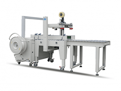 Máquina de embalaje industrial con cinta transportadora y rollo de film sobre fondo blanco.