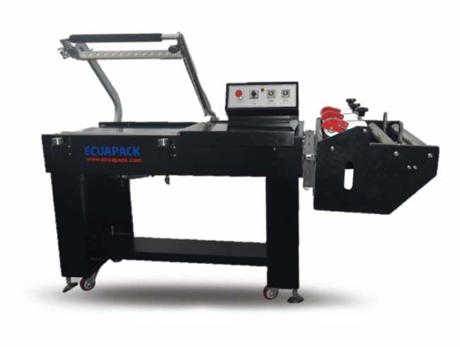Máquina de embalaje industrial negra con panel de control y cinta transportadora sobre ruedas giratorias, aislada sobre fondo blanco.