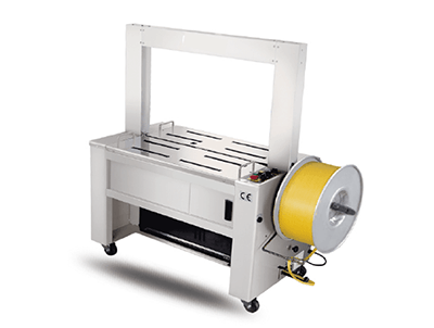 Máquina flejadora automática con estructura blanca y rollo amarillo en el lateral.