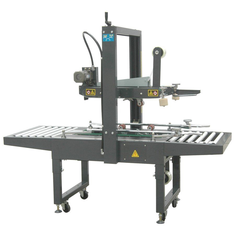 Máquina paletizadora industrial sobre una mesa transportadora, de color gris con estructura negra y patas con ruedas.
