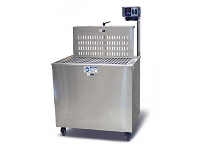Cubeta de hielo comercial de acero inoxidable con ruedas, tapa abatible y unidad de control integrada.