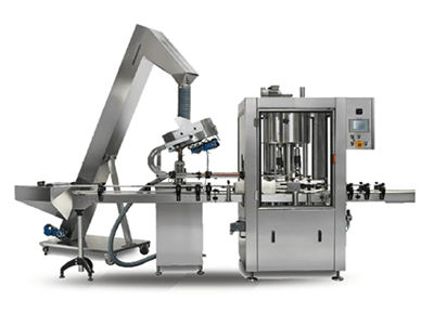 Máquina embotelladora industrial automatizada con cinta transportadora, brazo robótico y estación de llenado cerrada.