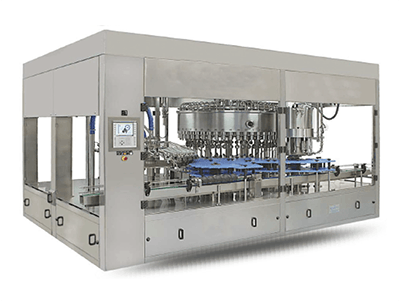 Máquina embotelladora automatizada de acero inoxidable en un entorno de fábrica.