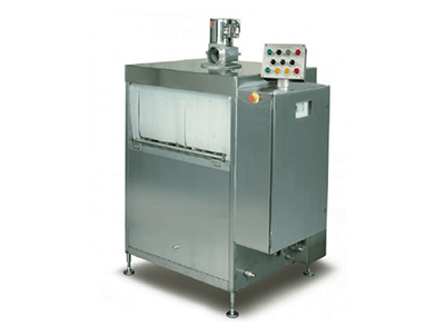 Lavadora industrial de acero inoxidable con panel de control y mecanismo montado en la parte superior.
