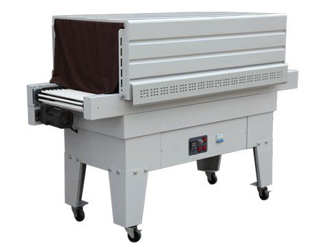 Máquina envolvedora industrial de film estirable con carcasa gris, rollo de film marrón y ruedas giratorias.