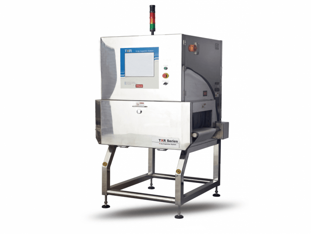 Detector de metales industrial con pantalla táctil, cuerpo de acero inoxidable y luz de apilamiento sobre un bastidor de soporte.