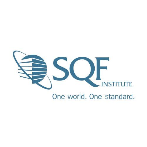 Logotipo del Instituto SQF en azul con icono de globo terráqueo y lema “Un mundo. Un estándar.”