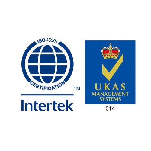 Logotipos de certificación de sistemas de gestión de Intertek y UKAS sobre fondos azules y blancos.