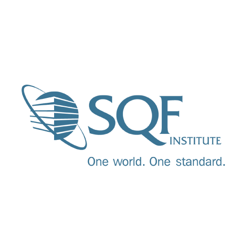 Logotipo del Instituto SQF con un icono de globo terráqueo azul y el lema “Un mundo. Un estándar”.
