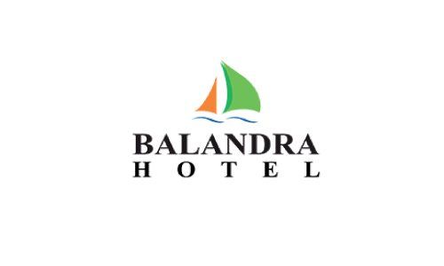Logotipo del Hotel Balandra con un icono de vela verde y naranja sobre texto negro sobre fondo blanco.