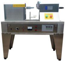 Máquina industrial de acero inoxidable con panel de control frontal, botones rojos y verdes y una caja lateral amarilla.