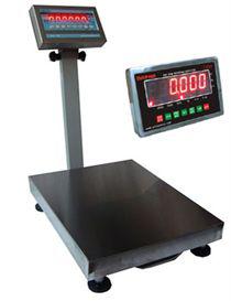 Balanza digital con plataforma negra y pantalla LED roja sobre soporte.