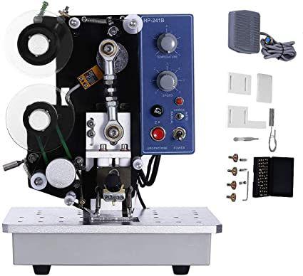 Máquina de coser industrial azul con adaptador de corriente y accesorios sobre un fondo blanco.