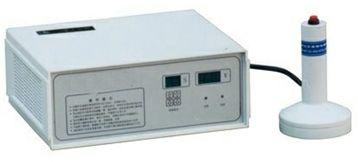 Dispositivo electrónico blanco con panel de control junto a un pequeño dispensador cilíndrico blanco.