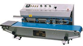 Máquina transportadora industrial azul y plateada con panel de control y rodillos.