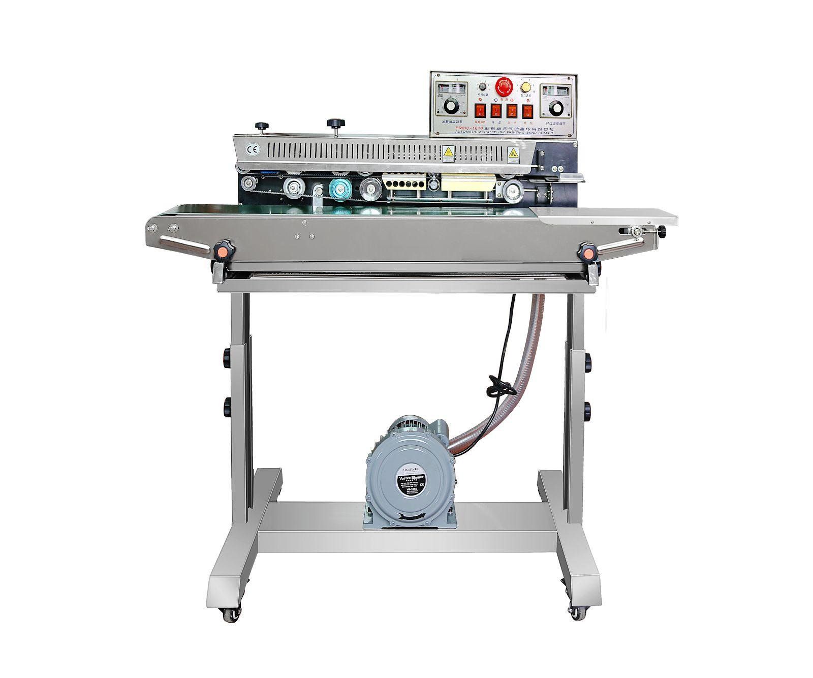 Máquina automática de embalaje con cinta transportadora y panel de control sobre un soporte de metal gris.
