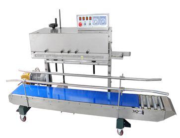 Máquina de Sellado industrial de acero inoxidable con cinta transportadora azul y panel de control sobre ruedas.