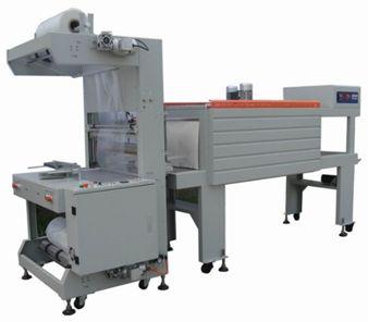 Máquina de embalaje industrial en gris claro y naranja, mostrada sobre un fondo blanco.