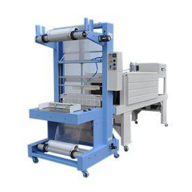 Máquina de embalaje industrial azul con rodillos y un panel de control sobre un fondo blanco.
